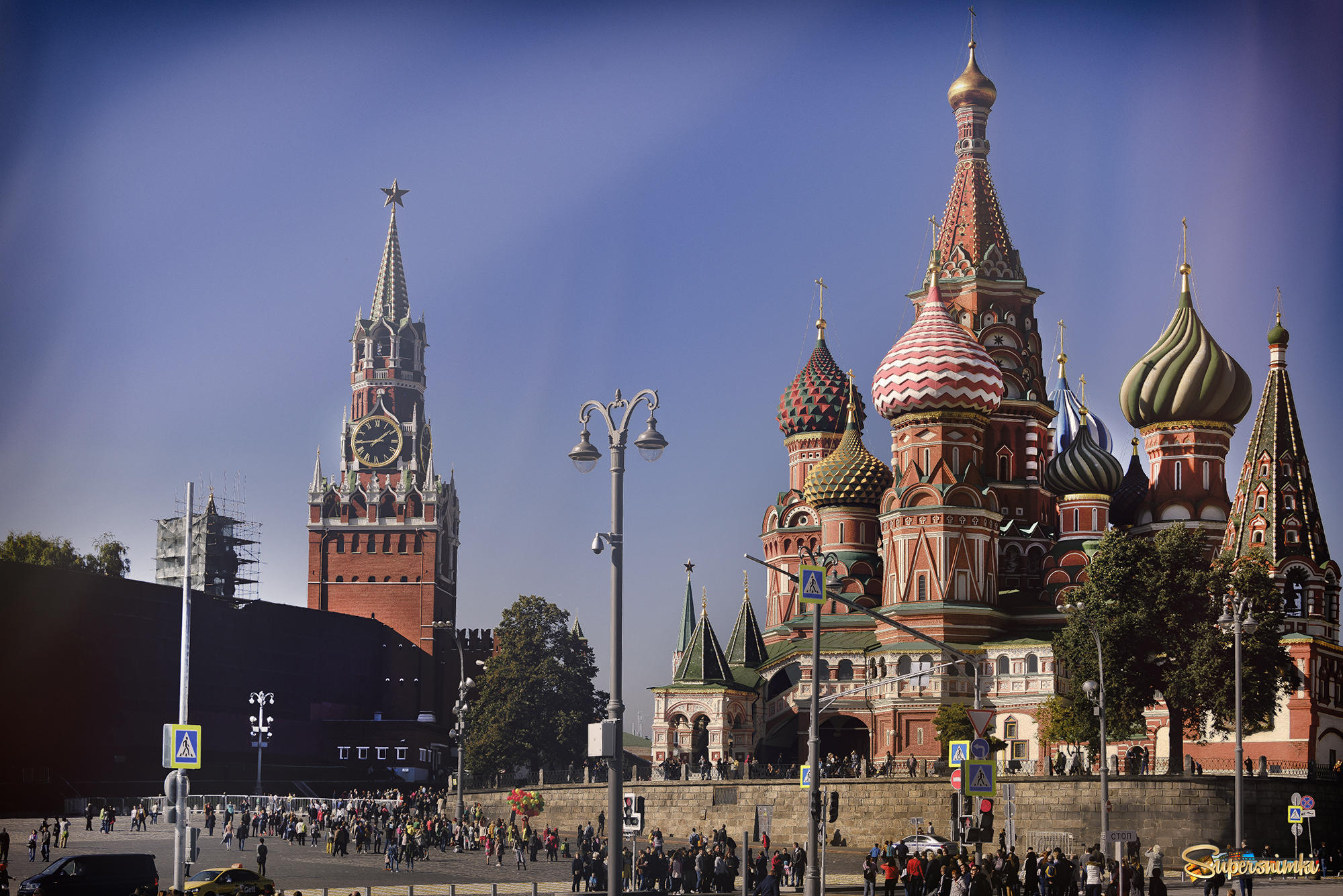 Москва Спасская башня и храм Василия Блаженного
